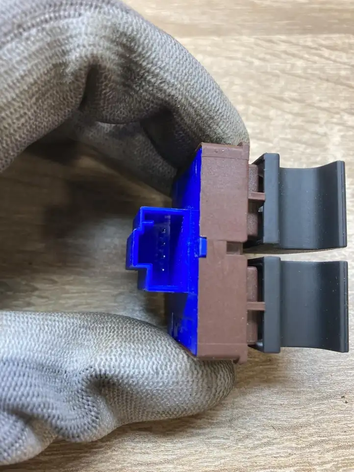 (2005 - 2010) B6fueltankswitch Включатель открытия топливного бака — фото 4