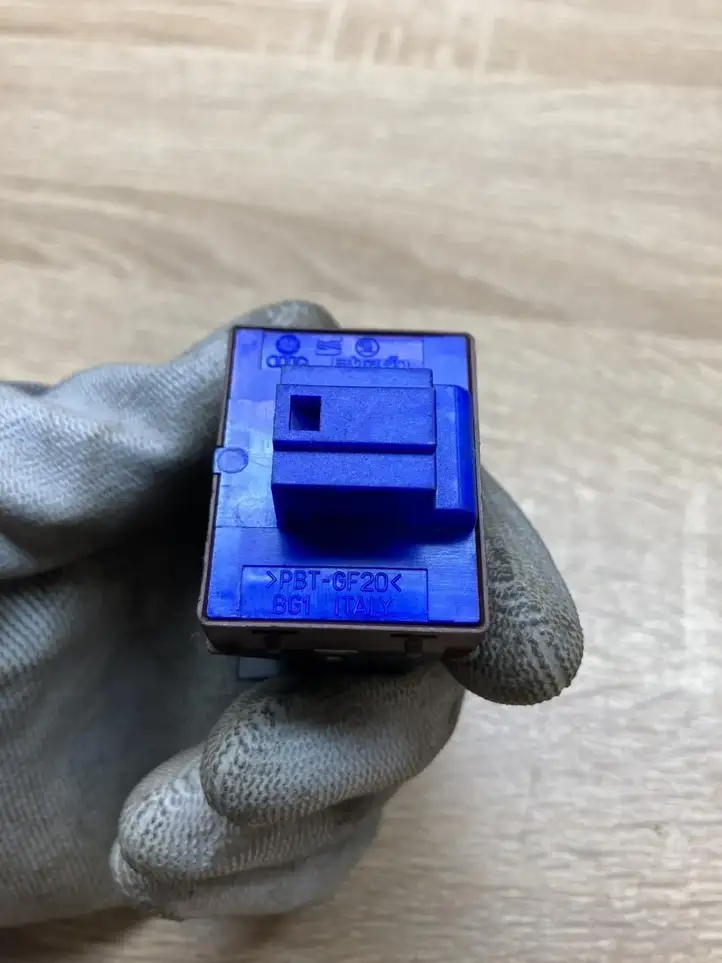 (2005 - 2010) B6fueltankswitch Включатель открытия топливного бака — фото 5