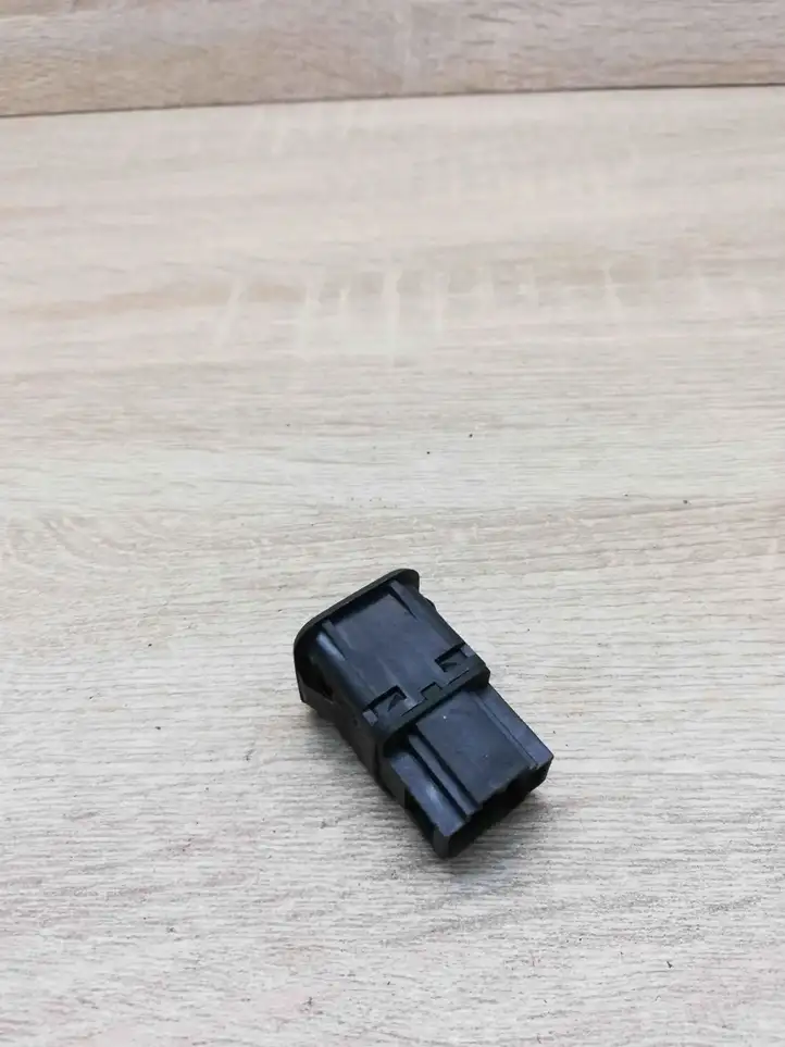 Volkswagen PASSAT B5.5 (2001 - 2005)  3b0959833a Включатель открытия топливного бака