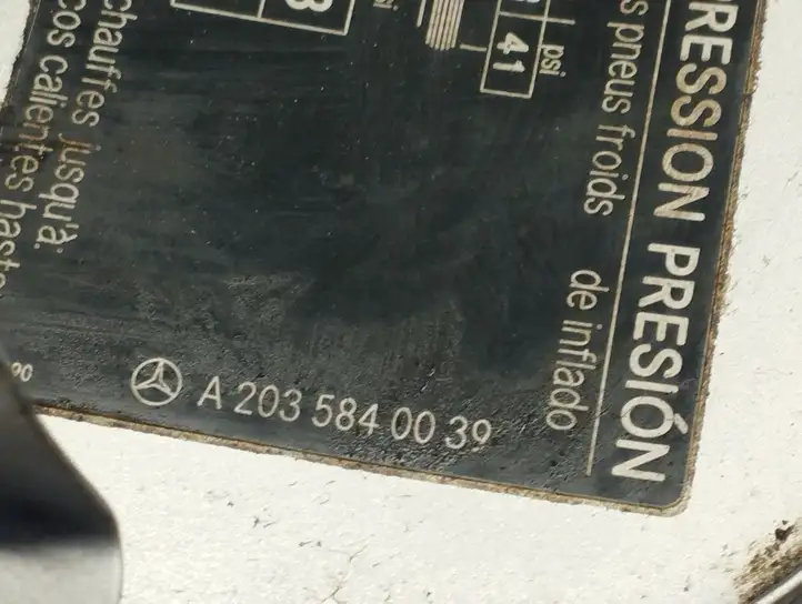 Mercedes-Benz C AMG W203 (2000 - 2007) A2035840738 Крышка топливного бака — фото 2