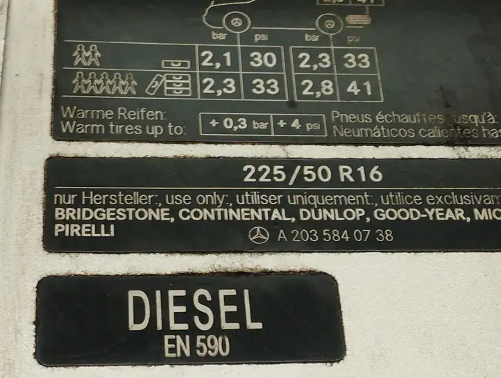 Mercedes-Benz C AMG W203 (2000 - 2007) A2035840738 Крышка топливного бака — фото 3