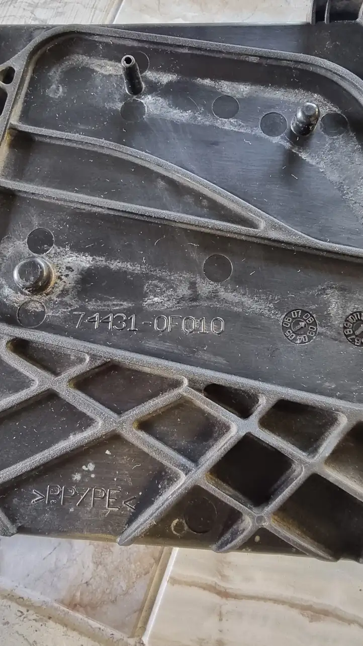 Toyota Corolla Verso AR10 (2004 - 2009) 744310F010 Площадка аккумулятора — фото 3