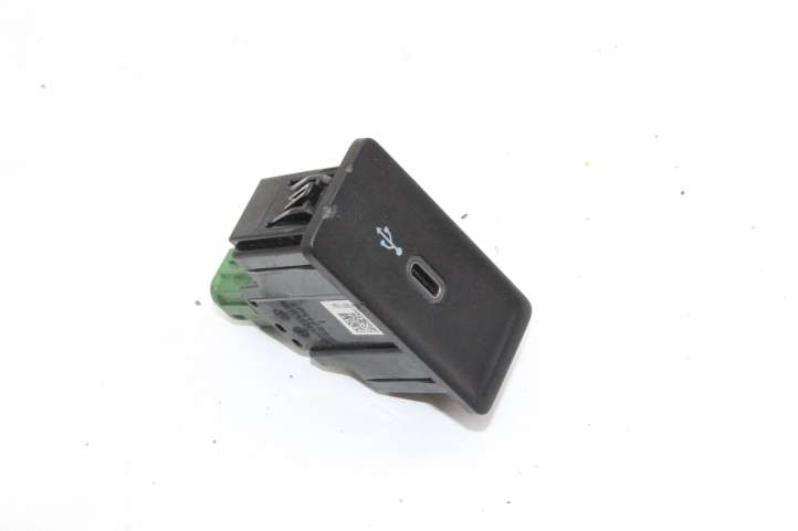 3G5035726B Volkswagen PASSAT B8 USB jungtis