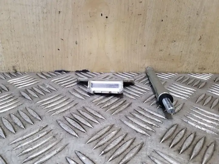 Volkswagen Touareg I (2002 - 2010) 7L0915138C Держатель аккумулятора — фото 3