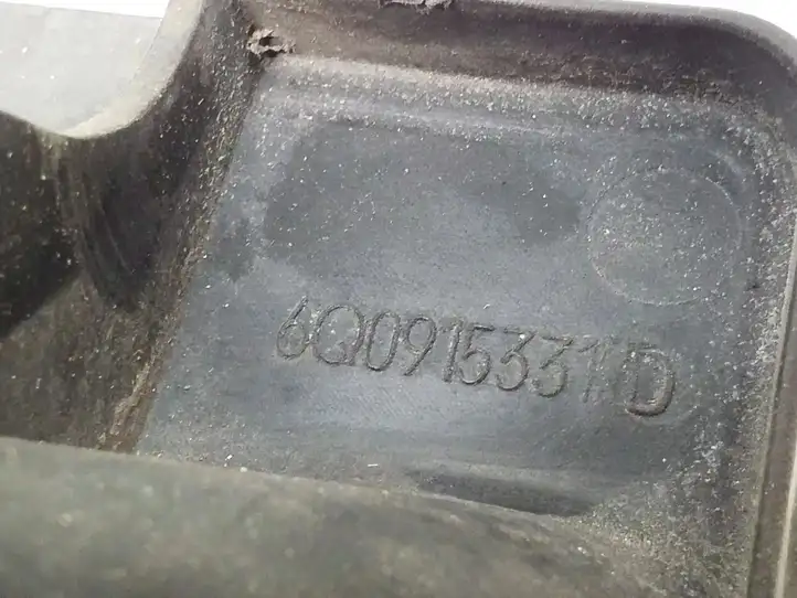 Volkswagen Fox (2005 - 2009) 6Q0915331D Площадка аккумулятора — фото 4