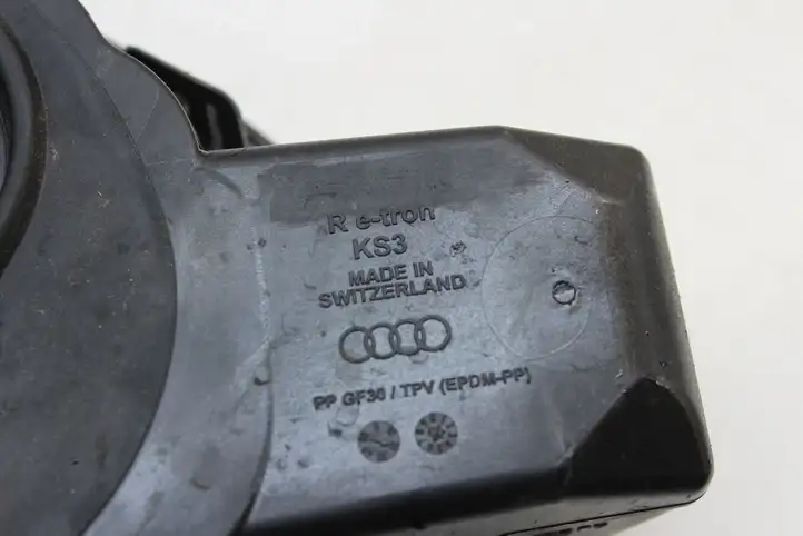 Audi E-tron GT (2020 - ) 4J3821241F Крышка зарядного разъема — фото 3