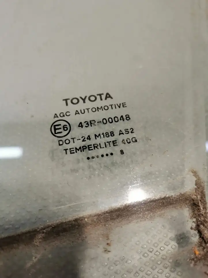 Toyota Yaris (2019 - ) Стекло задней двери — фото 2