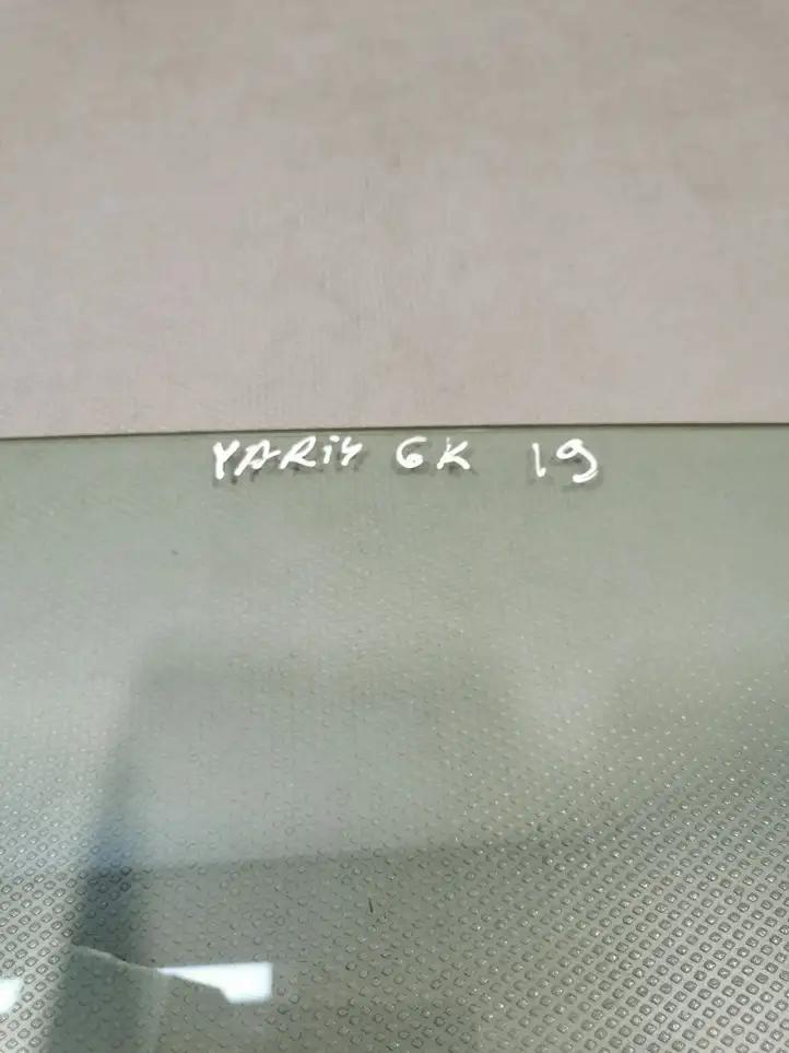 Toyota Yaris (2019 - ) Стекло задней двери — фото 3