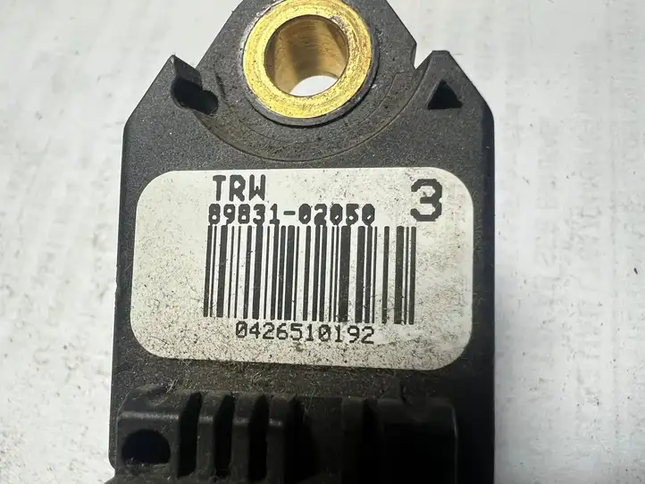 Toyota Corolla E120 E130 (2004 - 2007) 8983102050 Датчик удара SRS — фото 3