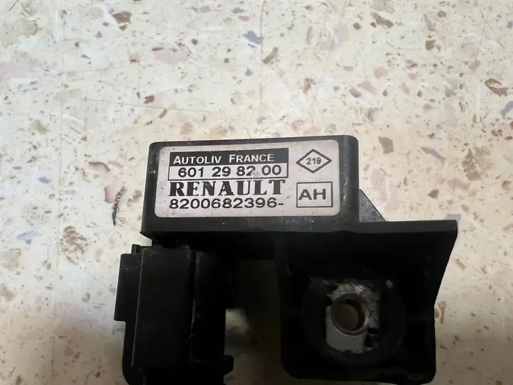 Renault Scenic II - Grand scenic II (2006 - 2009) 8200682396 Датчик удара SRS — фото 3