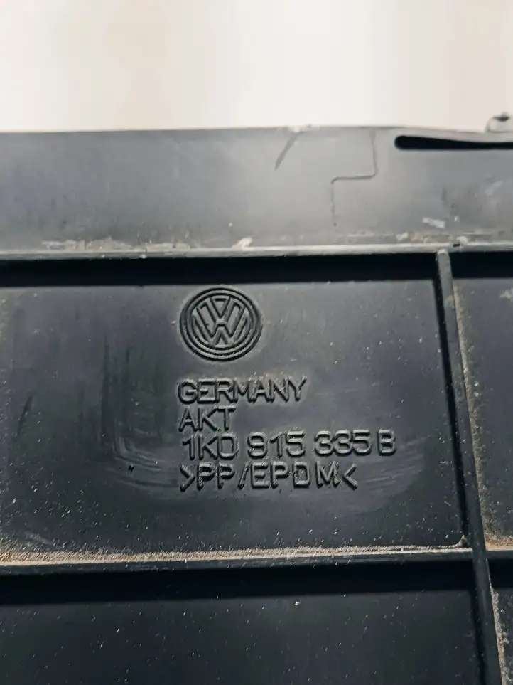 Audi A3/S3 8P (2004 - 2008) 1K0915335B Ящик аккумулятора — фото 4