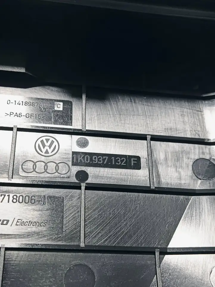 Audi A3/S3 8P (2004 - 2008) 1K0937132F Крышка ящика предохранителей — фото 3