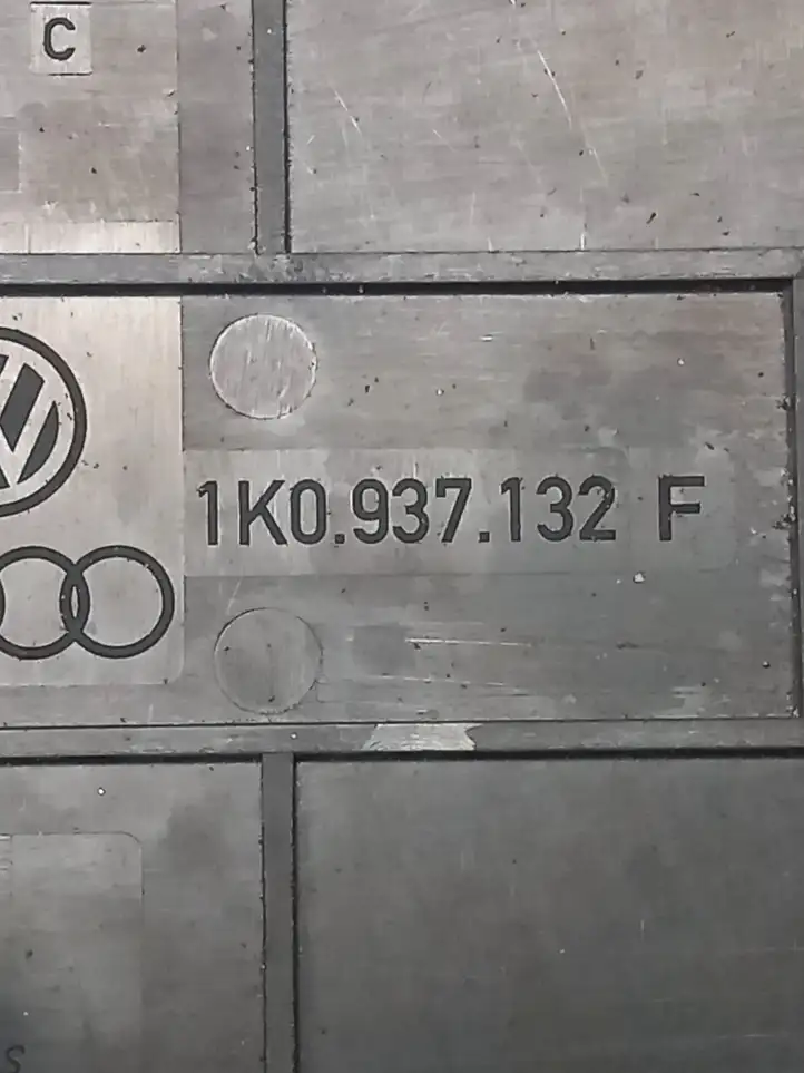 Volkswagen PASSAT CC (2008 - 2012) 1K0937132F Крышка ящика предохранителей — фото 4