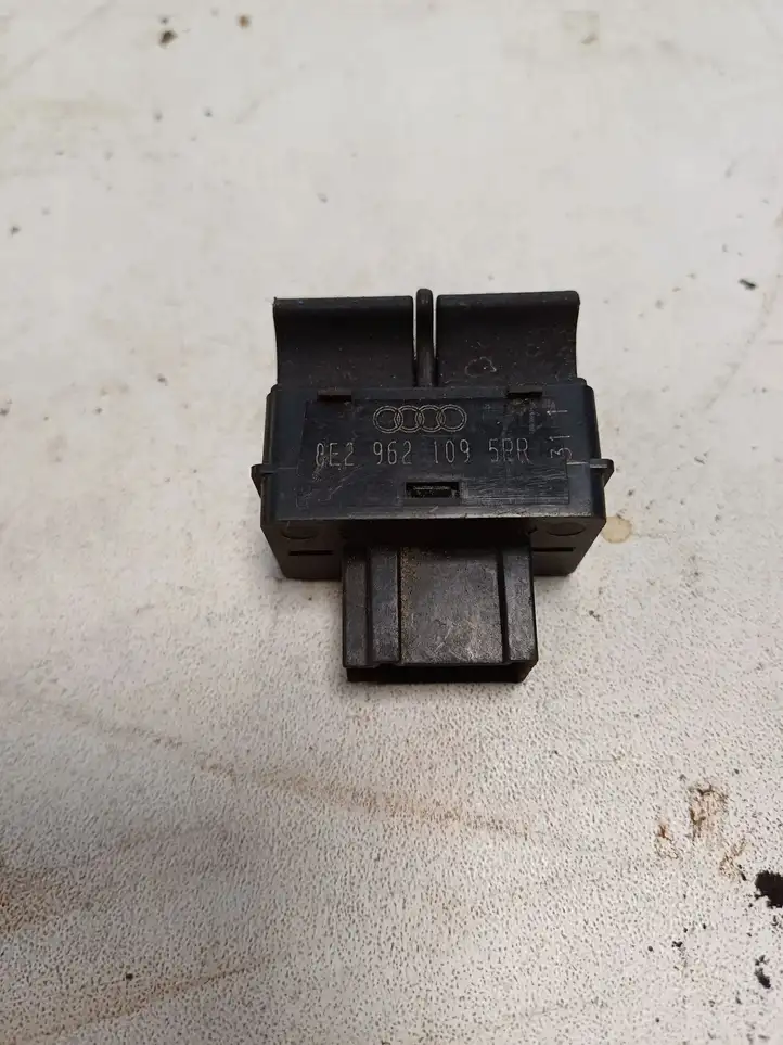 Audi A4 (2000 - 2006)  8E2962109 Включатель сигнализации