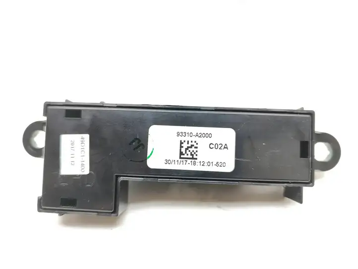 Kia Ceed (2015 - 2018) 93310A2000 Кнопка парктроника — фото 3