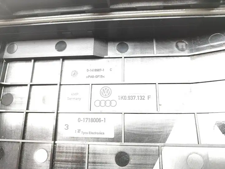(2014 - 2018) 1K0937132F Крышка ящика предохранителей — фото 3