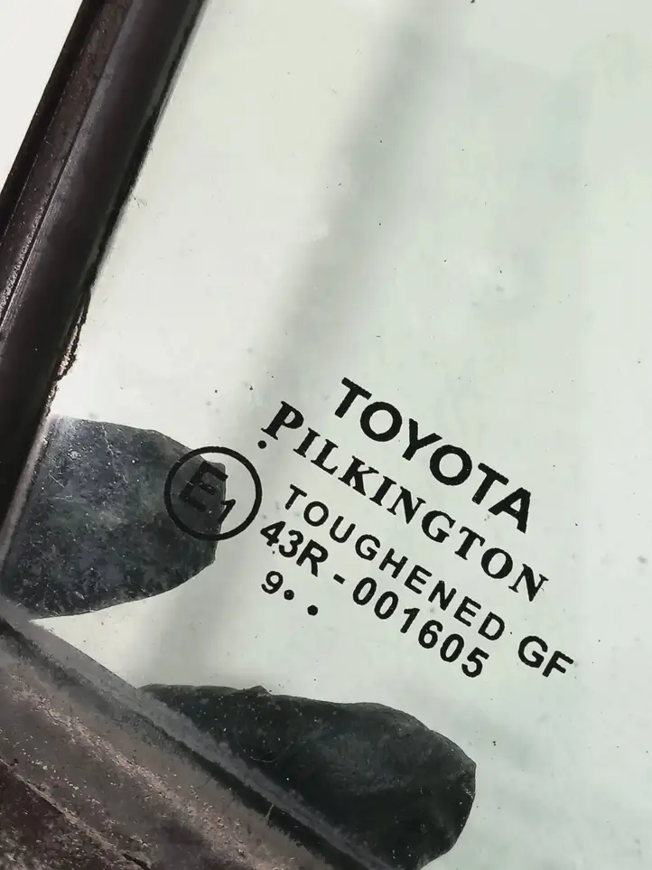 Toyota Avensis T270 (2009 - 2012) 6821505010d Форточка двери — фото 3