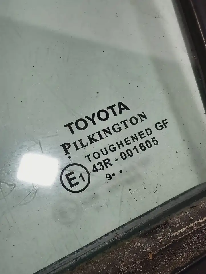 Toyota Avensis T270 (2009 - 2012) 6821605010d Форточка двери — фото 3