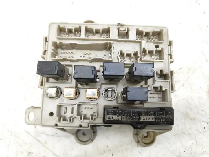 Toyota Previa (XR30, XR40) II (2000 - 2006) 8922128040 Блок предохранителей — фото 3
