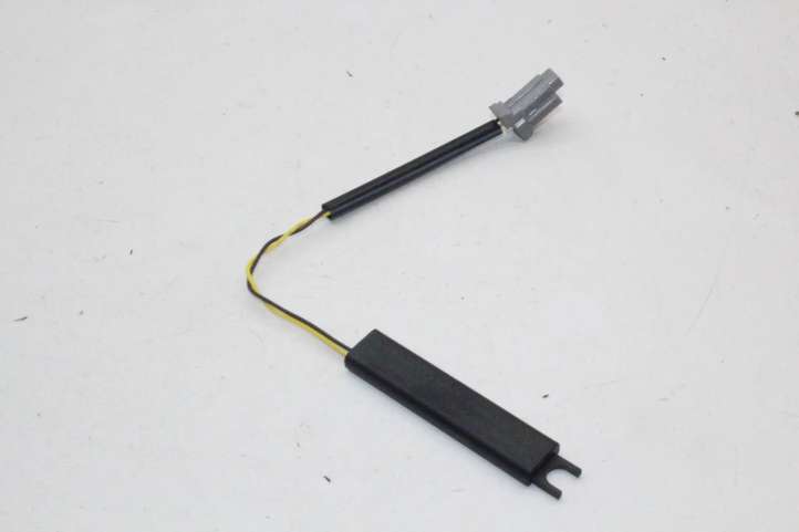 5WK48774 Nissan Qashqai Interjero komforto antena