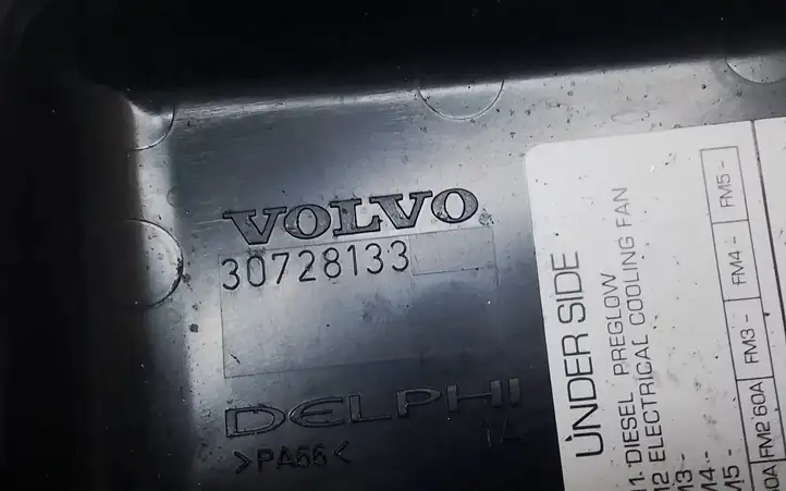 Volvo XC90 (2006 - 2014) 30728133 Крышка ящика предохранителей — фото 3