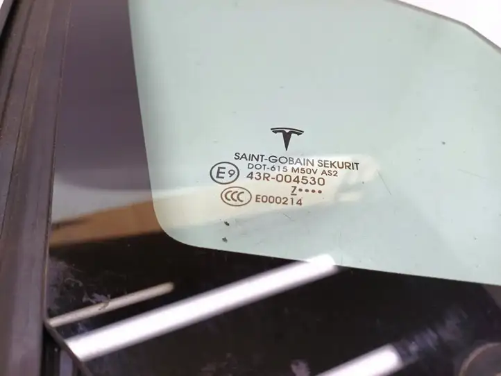 Tesla Model X (2015 - 2021) 1055204-00-D Треугольное стекло кузова — фото 2