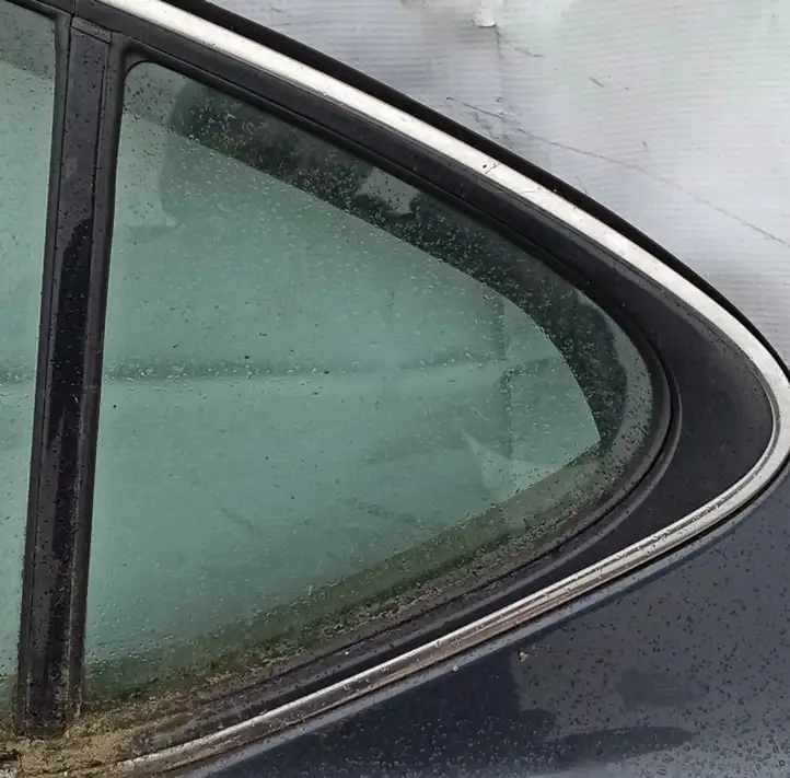 Lexus IS 220D-250-350 (2005 - 2010) juoda Форточка двери — фото 1