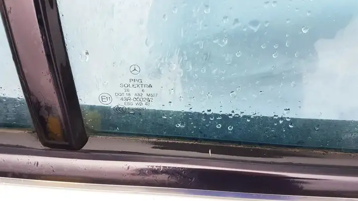 Mercedes-Benz C W203 (2000 - 2007) Стекло задней двери — фото 2