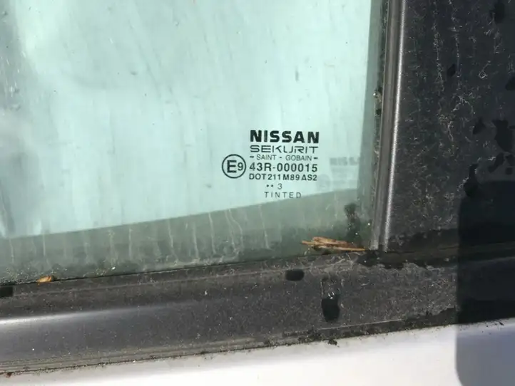 Nissan (2000 - 2006) Стекло задней двери — фото 2