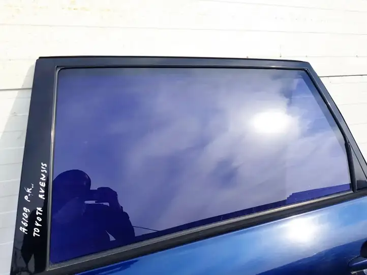 Toyota Avensis Verso (1995 - 2001) Стекло задней двери — фото 1