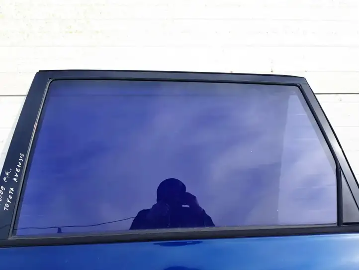 Toyota Avensis Verso (1995 - 2001) Стекло задней двери — фото 2
