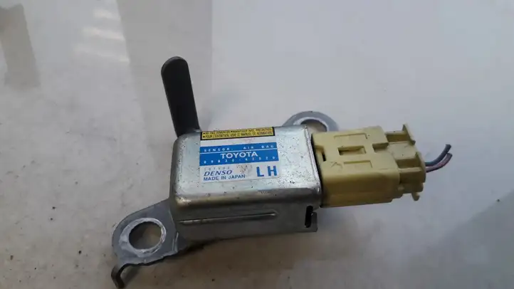 Toyota RAV 4 (XA20) (2000 - 2005) 8983042020 Датчик удара SRS — фото 1