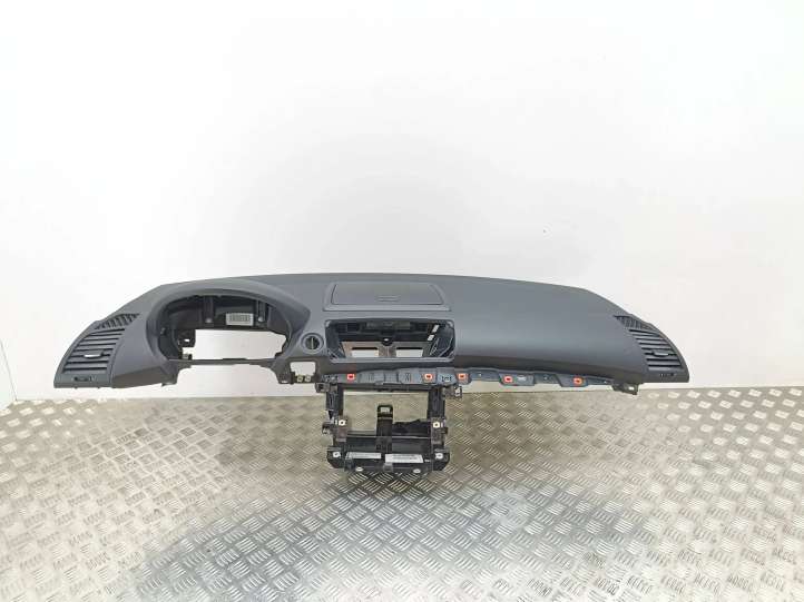 9187576 BMW 1 E81 E87 Panelė