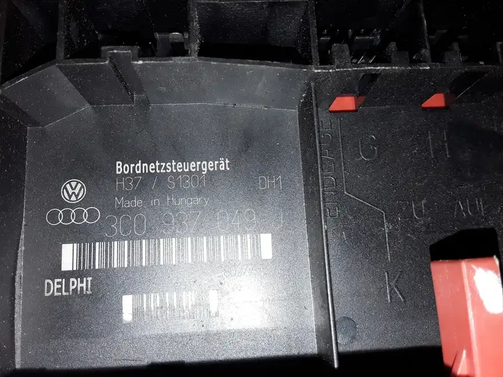Volkswagen PASSAT B6 (2005 - 2010) 3C0937049J Блок предохранителей — фото 4