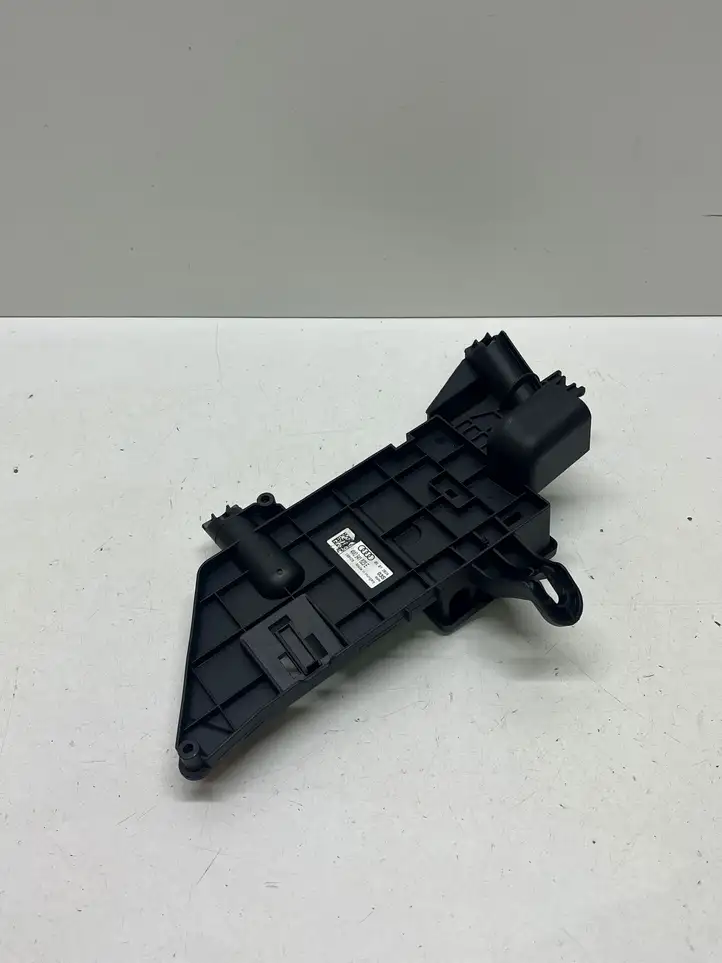 Audi RS Q8 (2019 - )  4M0941823E Реле выравнивания тока