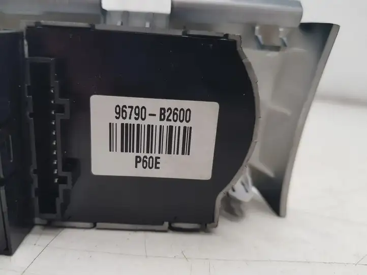 Kia Soul (2016 - 2019) 96790B2600 Блок кнопок на панели — фото 3