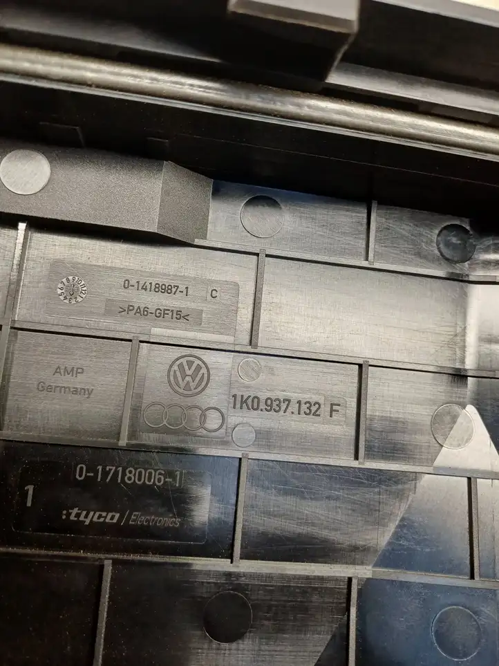 Volkswagen PASSAT B6 (2005 - 2010) 1K0937132F Крышка ящика предохранителей — фото 4