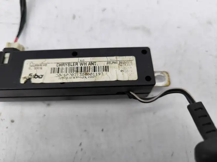 Jeep Grand Cherokee (2004 - 2010)  28005070 Усилитель антенны