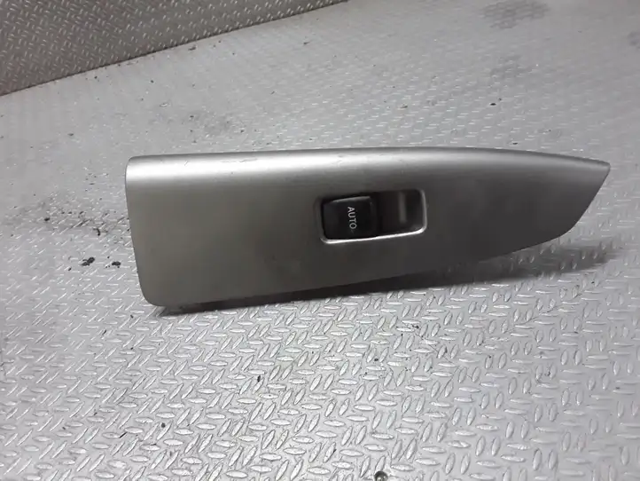 Toyota Corolla Verso E121 (2001 - 2004) Кнопка стеклоподъемников — фото 1