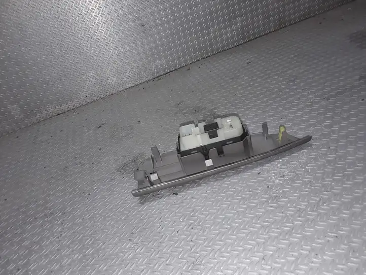 Toyota Corolla Verso E121 (2001 - 2004) Кнопка стеклоподъемников — фото 2