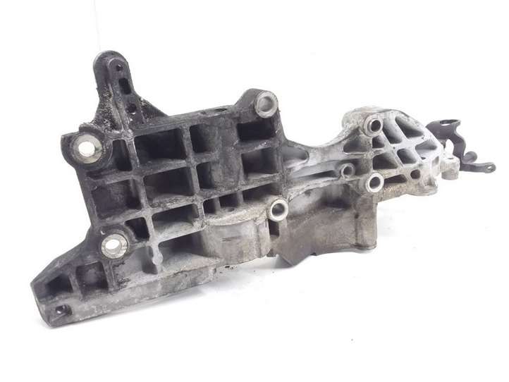 Volkswagen PASSAT B6 (2005 - 2010)  03L903143D Кронштейн генератора