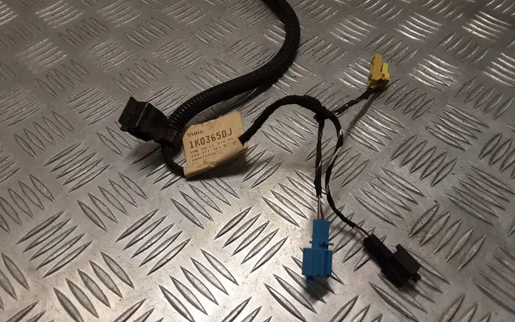 Seat Leon (1P) (2005 - 2012)  1K0365DJ Другой проводник