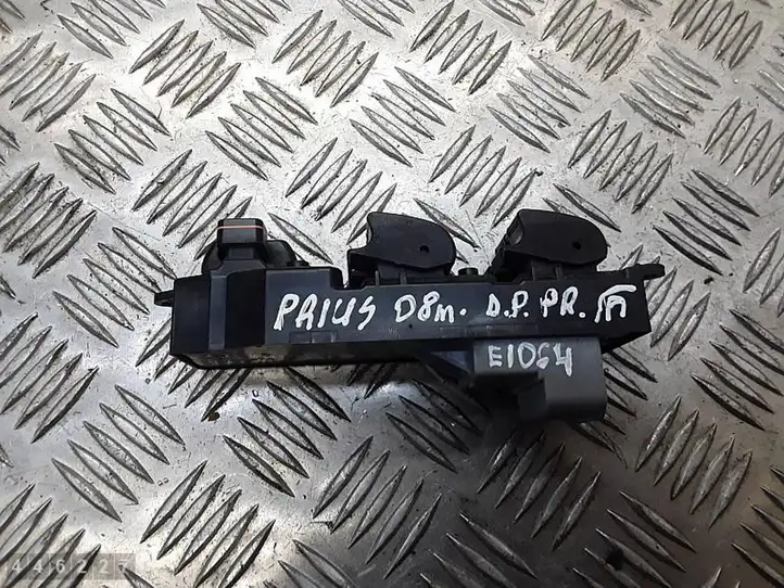 Toyota Prius (XW20) (2003 - 2009) 8482047012 Блок кнопок стеклоподъемников — фото 2