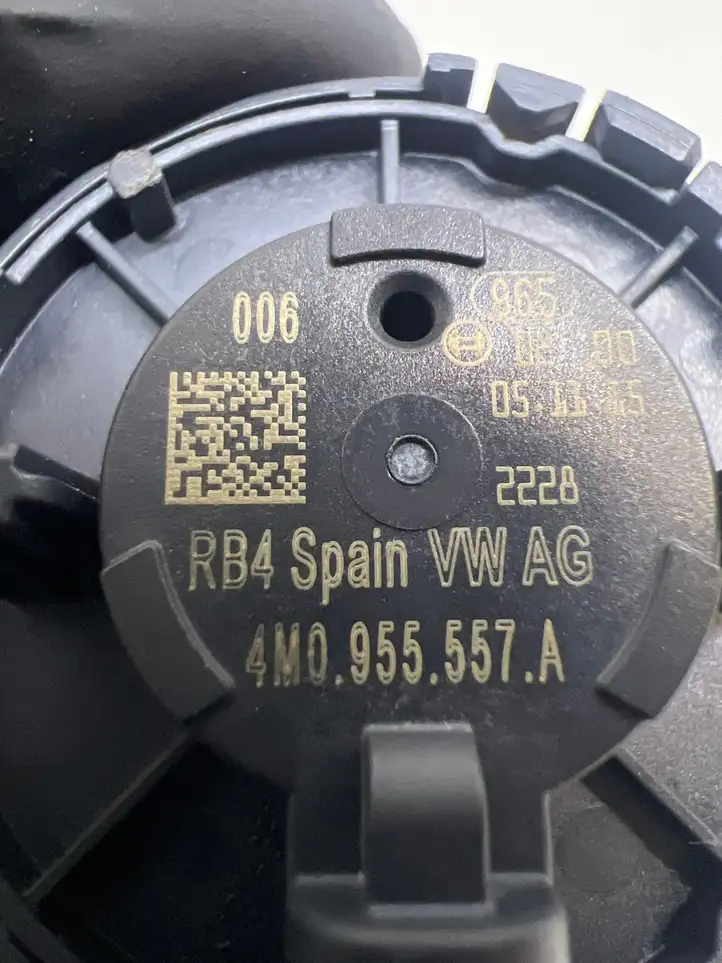 Audi A4 S4 B9 (2015 - 2019) 4M0955557A Датчик удара SRS — фото 3