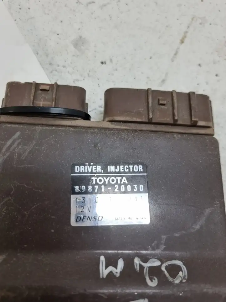 Toyota Avensis Verso (2001 - 2004) 8987120030 Блок управления форсунками — фото 2