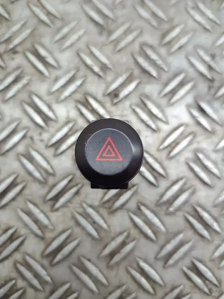 Kia Sorento (2002 - 2006)   Включатель аварийных фонарей