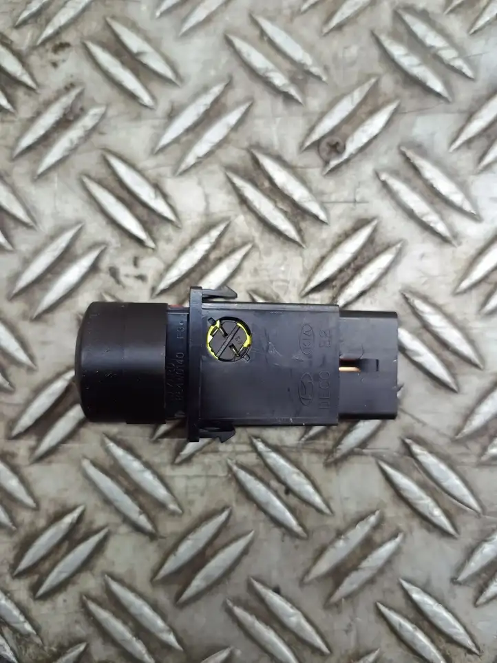 Kia Sorento (2002 - 2006)   Включатель аварийных фонарей