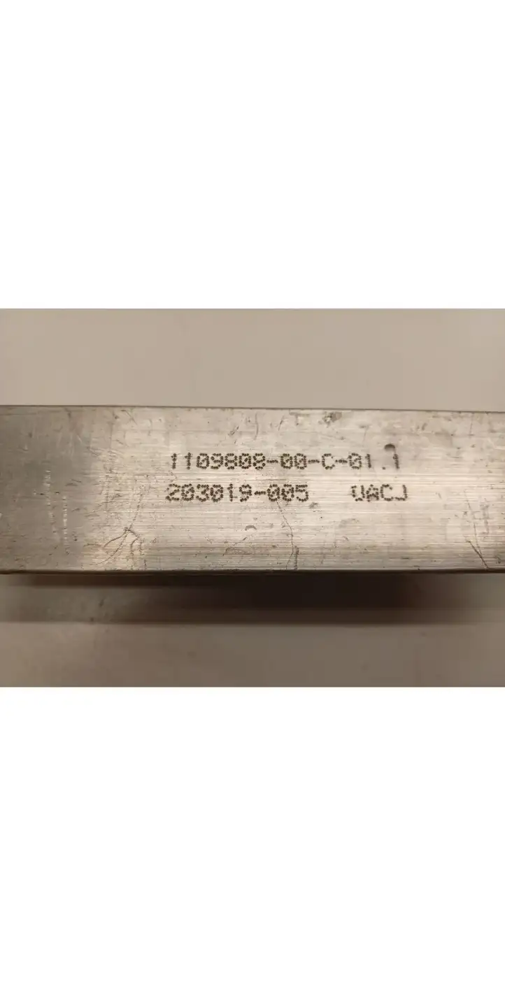 Tesla Model 3 (2017 - 2023) 1109808-00-C Держатель аккумулятора — фото 3