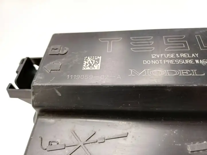 Tesla Model X (2015 - 2021) 1119059-02-A Крышка ящика предохранителей — фото 4
