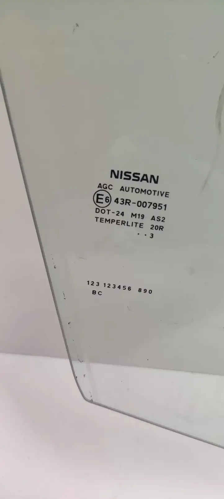 Nissan Juke I F15 (2010 - 2018) 43R007951 Стекло передней двери — фото 3